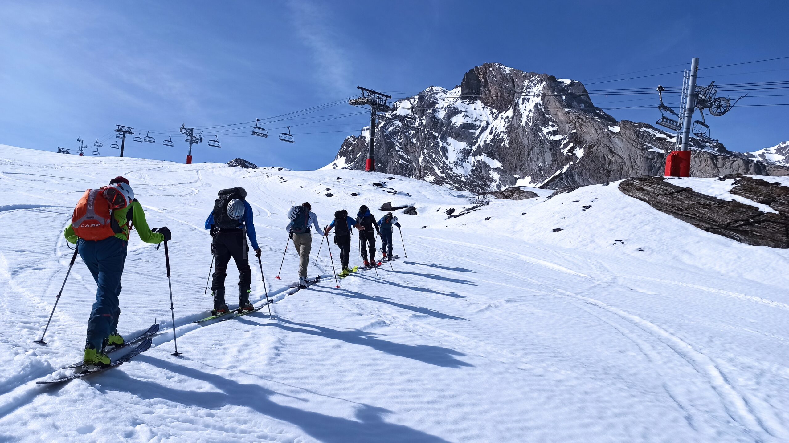 SAFARI DE ESQUÍ DE MONTAÑA POR LAS ESTACIONES DEL PIRINEO FRANCÉS