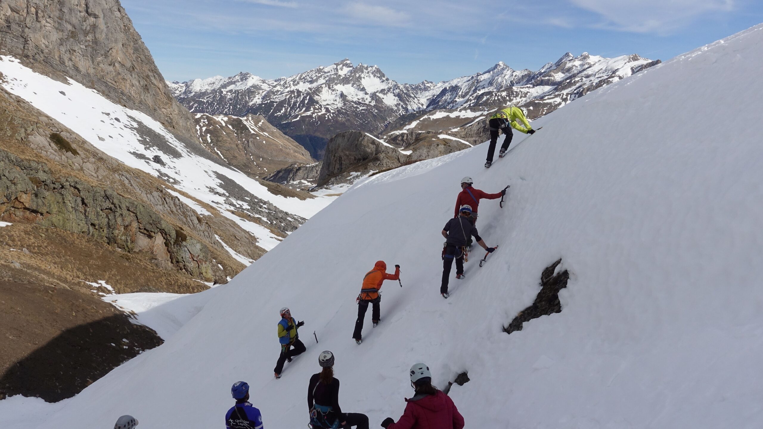 CURSO DE INICIACIÓN AL ALPINISMO EN GUADARRAMA LOS DÍAS 24 Y 25 ENERO DE 2026